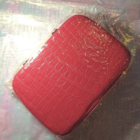 Shimmer & Sparkle Makeup Kit. The items inside the Kit may vary - Picture 2 of 5